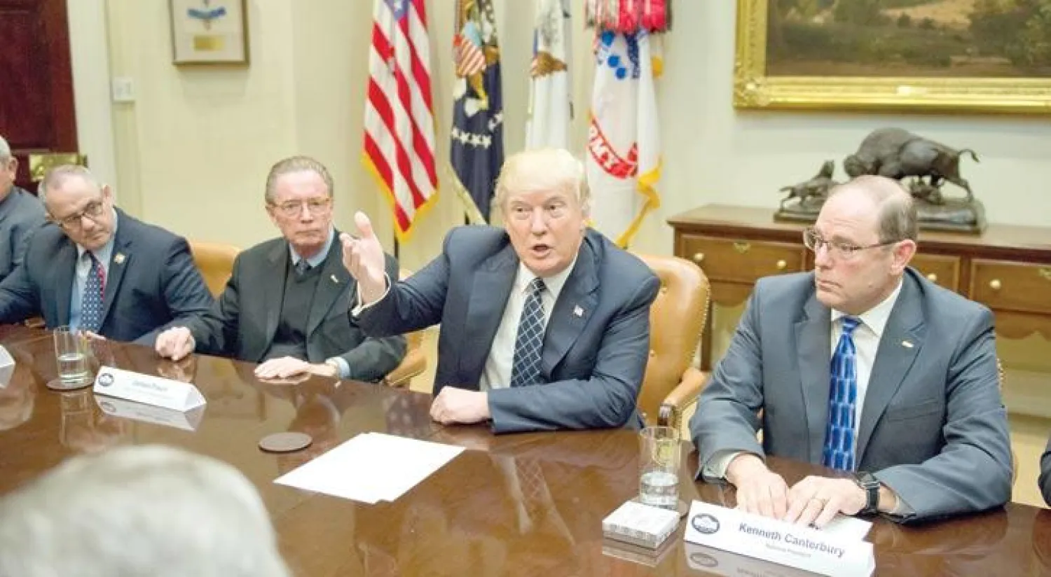 الرئيس الأميركي يخاطب وفداً من أجهزة الشرطة في البيت الأبيض أمس (إ.ب.أ)