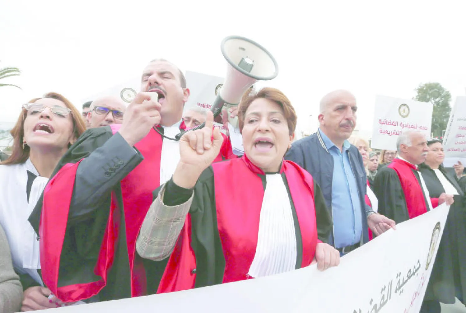 تفاقم الأزمة بين الحكومة التونسية والقضاة