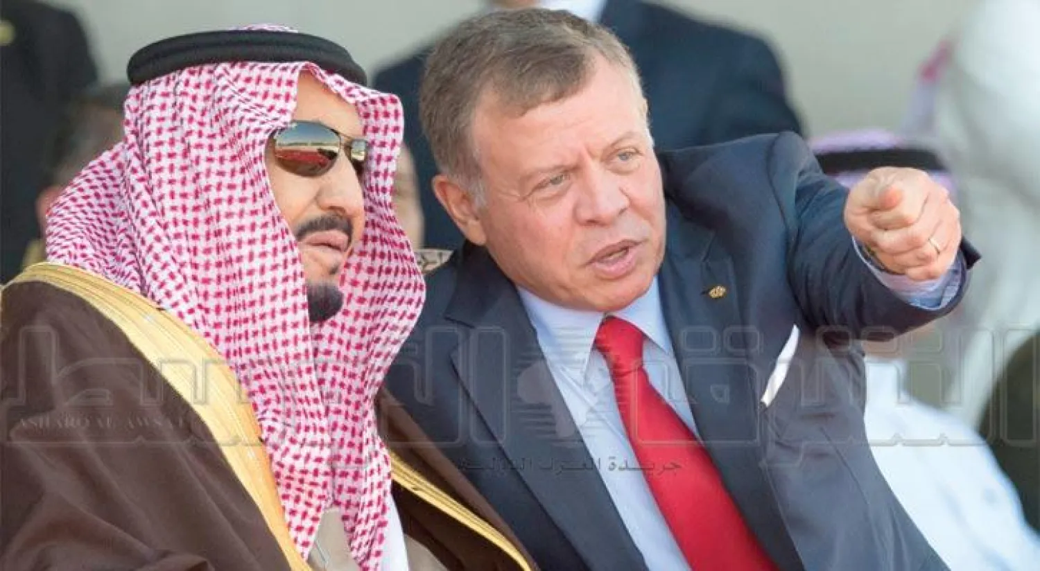 خادم الحرمين الشريفين يستمع إلى شرح من العاهل الأردني حول إحدى الفعاليات في العرض العسكري الذي أقيم احتفاء بزيارته أمس (تصوير: بندر الجلعود)