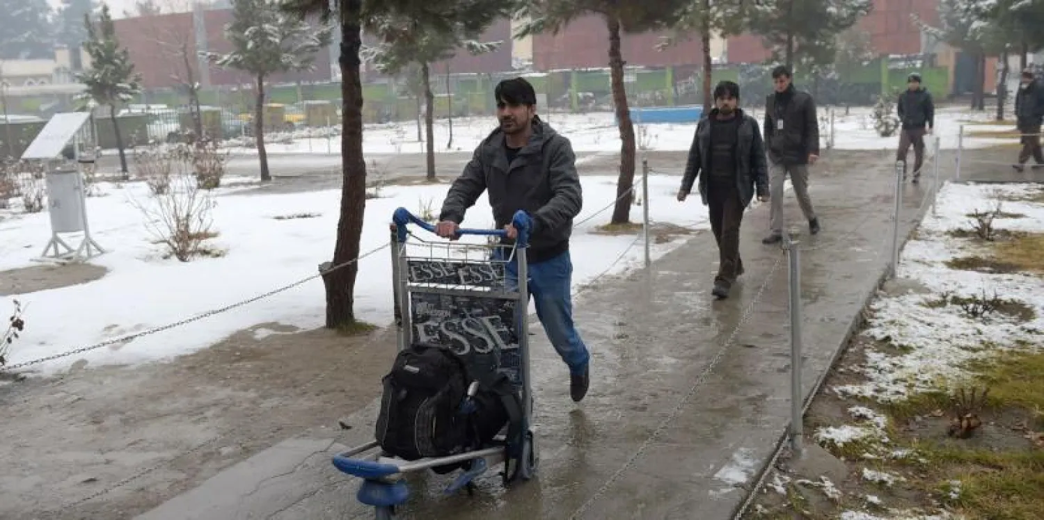 لاجئون أفغان في مطار كابول بعد ترحيلهم من ألمانيا (أ.ف.ب)