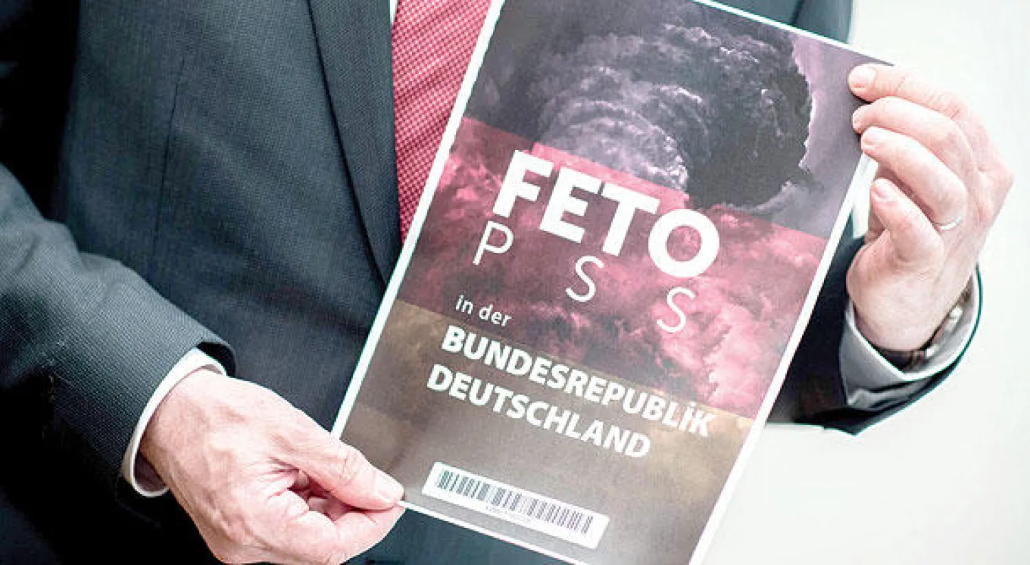 وزير الداخلية بمقاطعة سكسونيا السفلى بوريس بيستوريوس يعرض غلافاً لقائمة من أتباع الداعية التركي غولن سلمتها المخابرات التركية لنظيرتها الألمانية (أ.ف.ب)