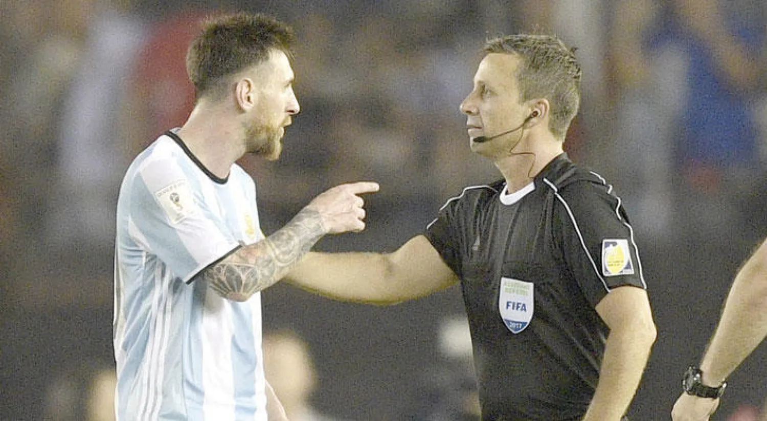 ميسي في جدال مع الحكم المساعد البرازيلي أوغوستو الذي أدى لإيقافه (أ.ف.ب)