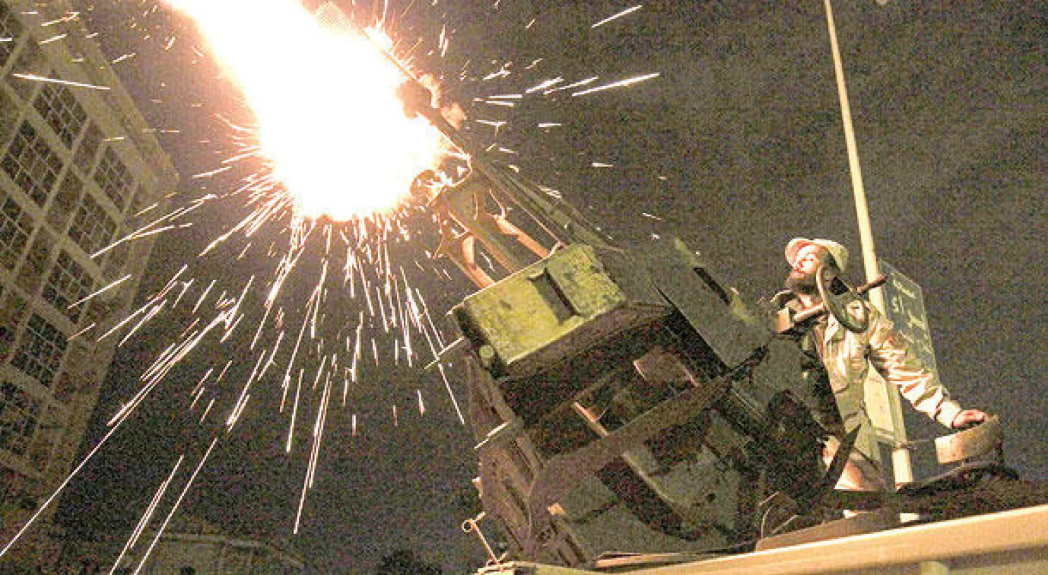 عنصر من قوات الجيش الليبي يصوب طلقات نارية في اتجاه مقاتلين لتنظيم «داعش» في مدينة بنغازي (أ.ف.ب)