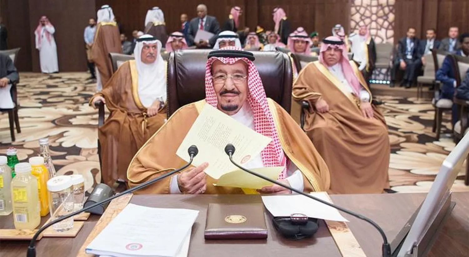 صورة جماعية للقادة العرب ورؤساء الوفود قبل بدء أعمال القمة العربية في البحر الميت (رويترز)
خادم الحرمين الشريفين الملك سلمان بن عبد العزيز خلال ترؤسه وفد السعودية المشارك في القمة العربيىة بالبحر الميت في الأردن (رويترز)