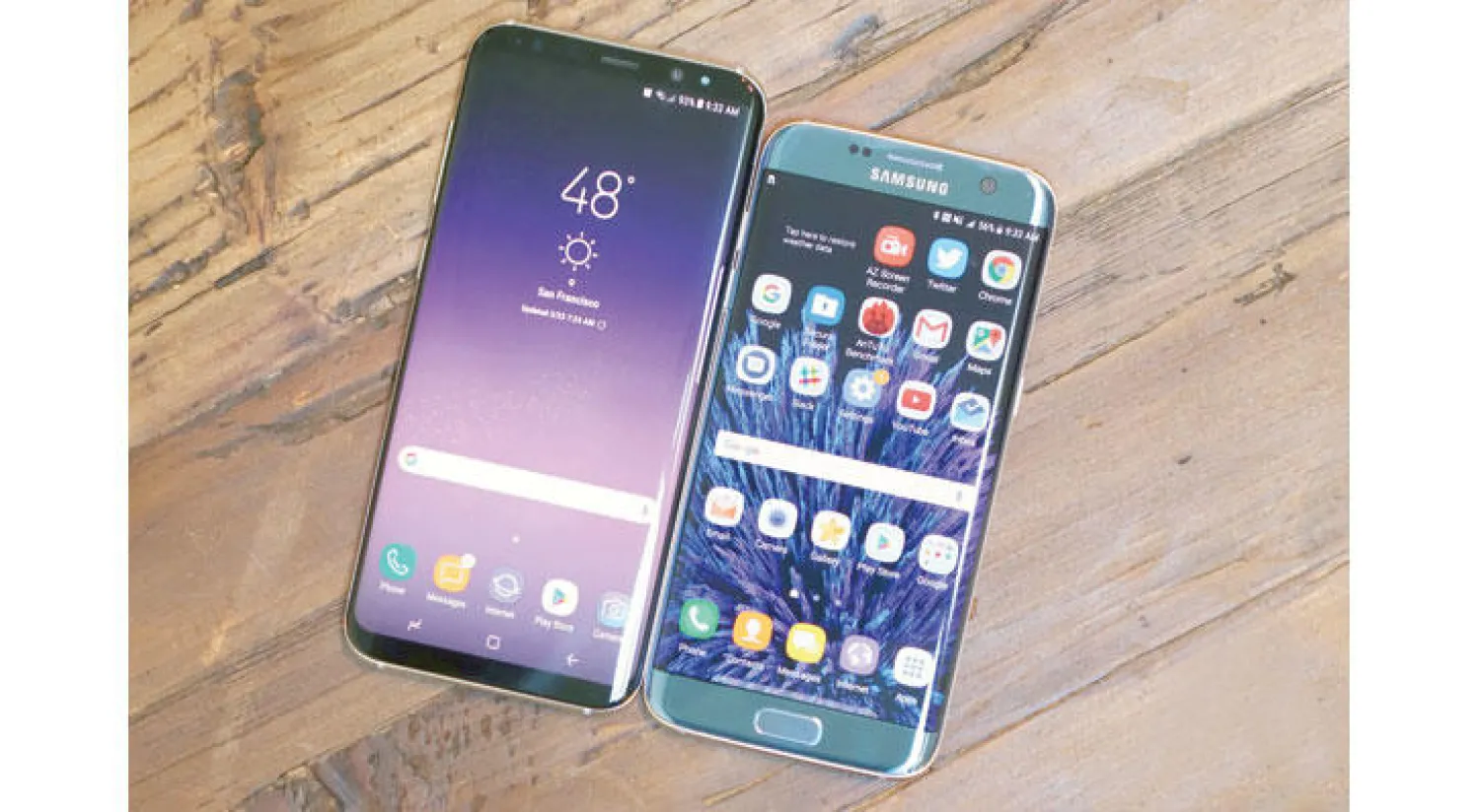 على اليمين «سامسونغ غالاكسي S7» وعلى اليسار وبحجم أصغر «غالاكسي S8»