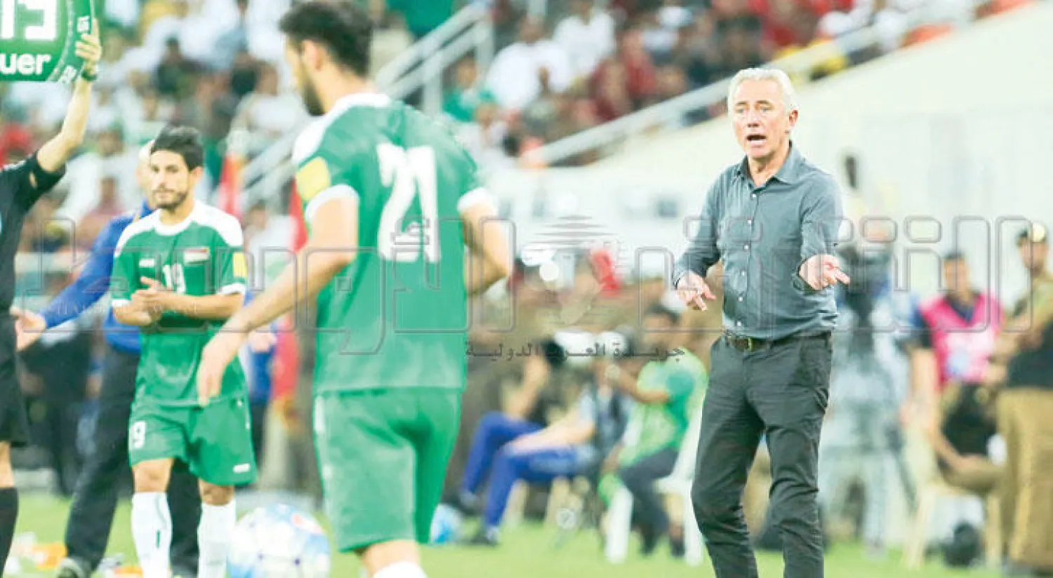 مارفيك يوجه لاعبي الأخضر في مباراة العراق (تصوير: محمد المانع)