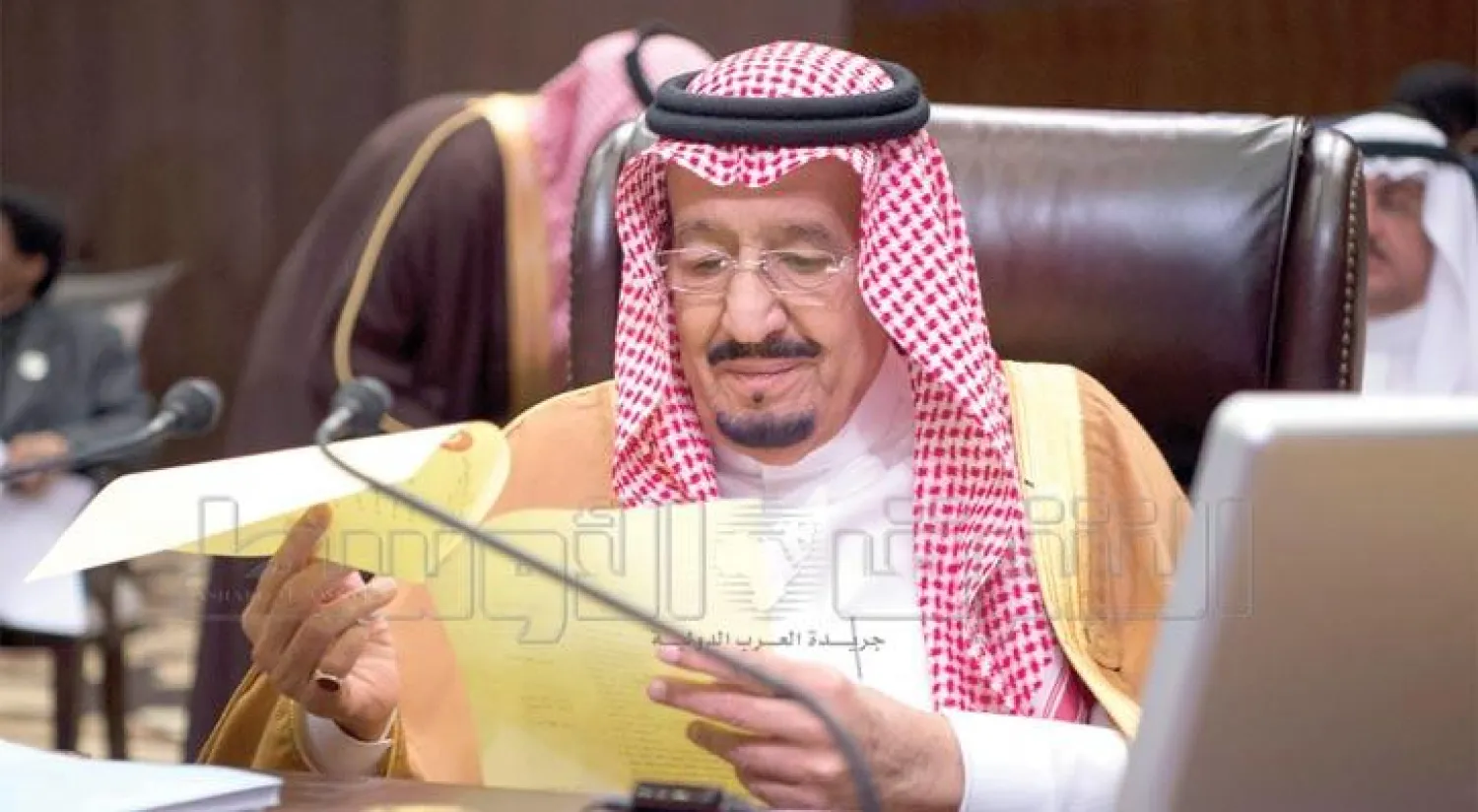الملك سلمان يراجع كلمته التي ألقاها أمام قادة الدول العربية يوم أمس (تصوير: بندر الجلعود)