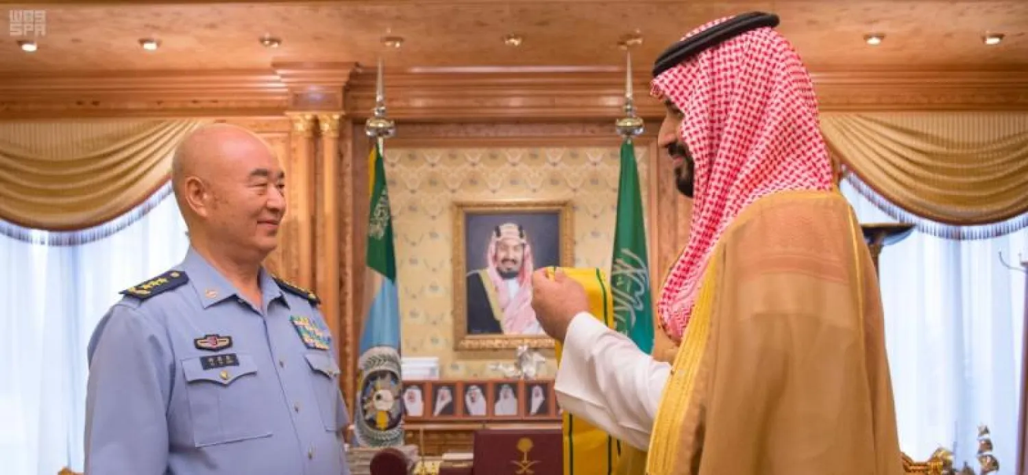 ولي ولي العهد السعودي خلال تقليده نائب رئيس اللجنة العسكرية الصينية وشاح الملك عبدالعزيز (واس)