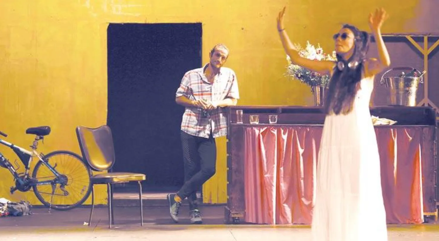 الممثلان سيرينا الشامي (لينا) وآلان سعادة (طوم) في مشهد من المسرحية