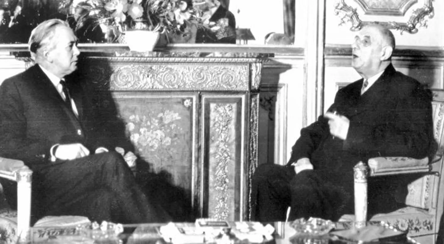 صورة أرشيفية تعود إلى عام 1967 وتجمع رئيس وزراء بريطانيا هارولد ويلسون والرئيس الفرنسي ديغول الذي استخدم حق النقض ضد انضمام بريطانيا إلى السوق الأوروبية الموحدة إذ تأخر انضمامها إلى السوق حتى عام 1973 بعد وفاة ديغول (أ.ب)