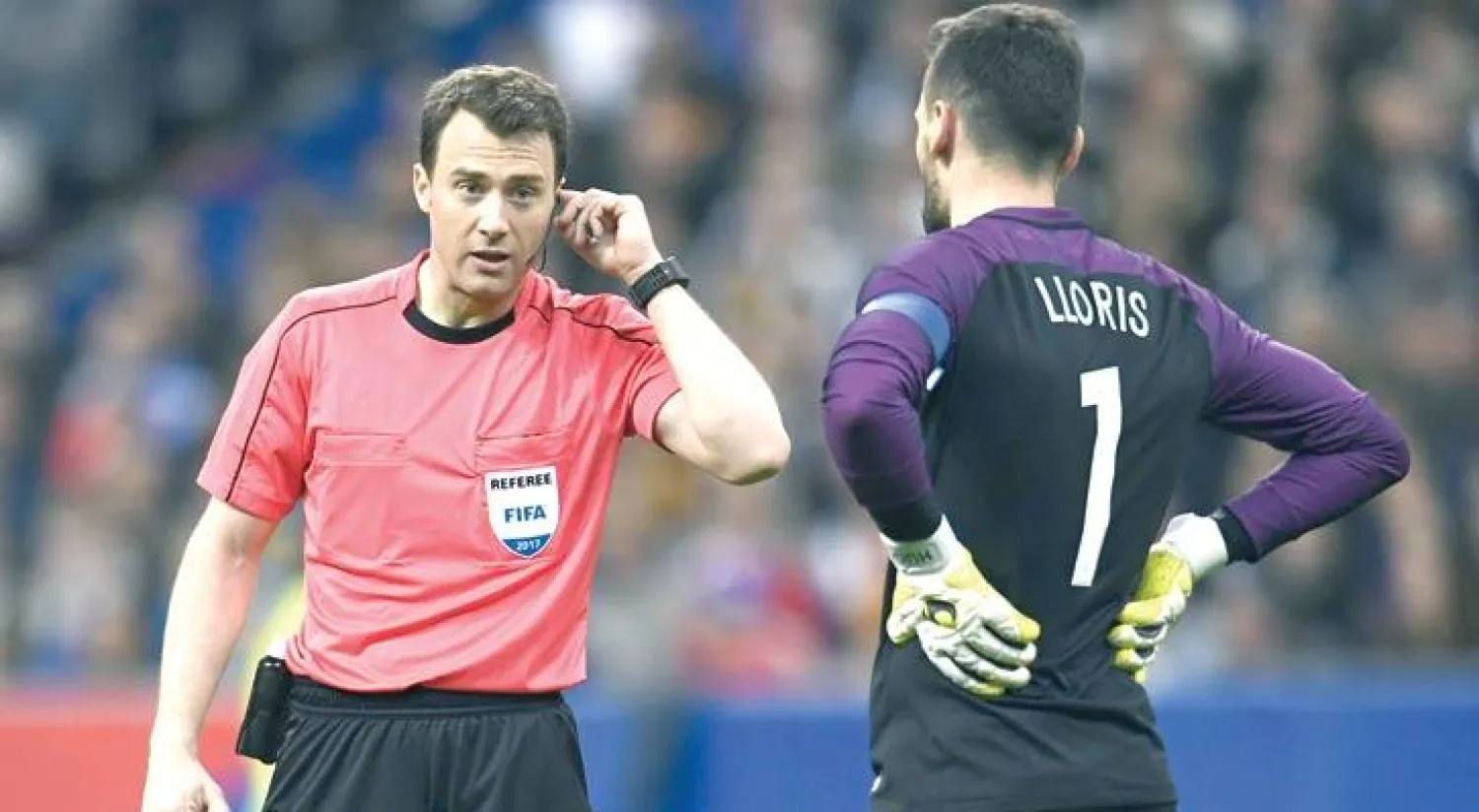 الألماني زفاير حكم مباراة فرنسا وإسبانيا ينتظر قرار مساعده مراقب الفيديو (أ.ف.ب)