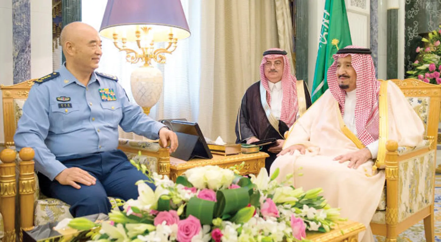 خادم الحرمين الشريفين خلال استقباله نائب رئيس اللجنة العسكرية المركزية للحزب الصيني (واس)