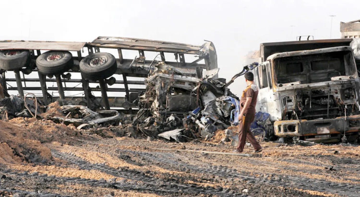 مكان انفجار الشاحنة في نقطة التفتيش جنوب العاصمة بغداد أمس (روتيرز)