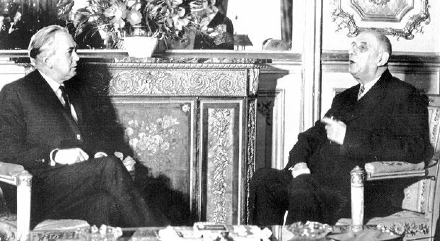 صورة أرشيفية تعود إلى عام 1967 وتجمع رئيس وزراء بريطانيا هارولد ويلسون والرئيس الفرنسي ديغول الذي استخدم حق النقض ضد انضمام بريطانيا إلى السوق الأوروبية الموحدة إذ تأخر انضمامها إلى السوق حتى عام 1973 بعد وفاة ديغول (أ.ب)
