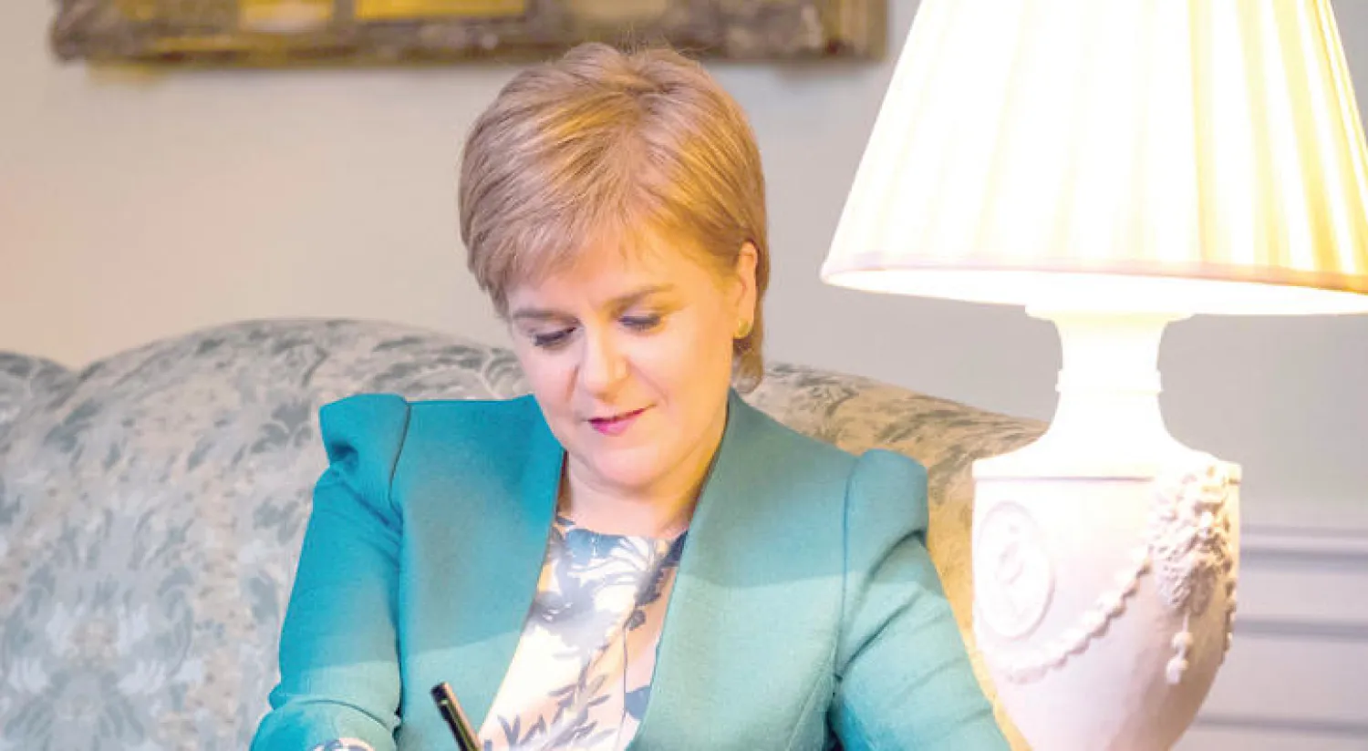 نيكولا ستيرجن تكتب من مكتبها إلى تيريزا ماي (أ.ف.ب)