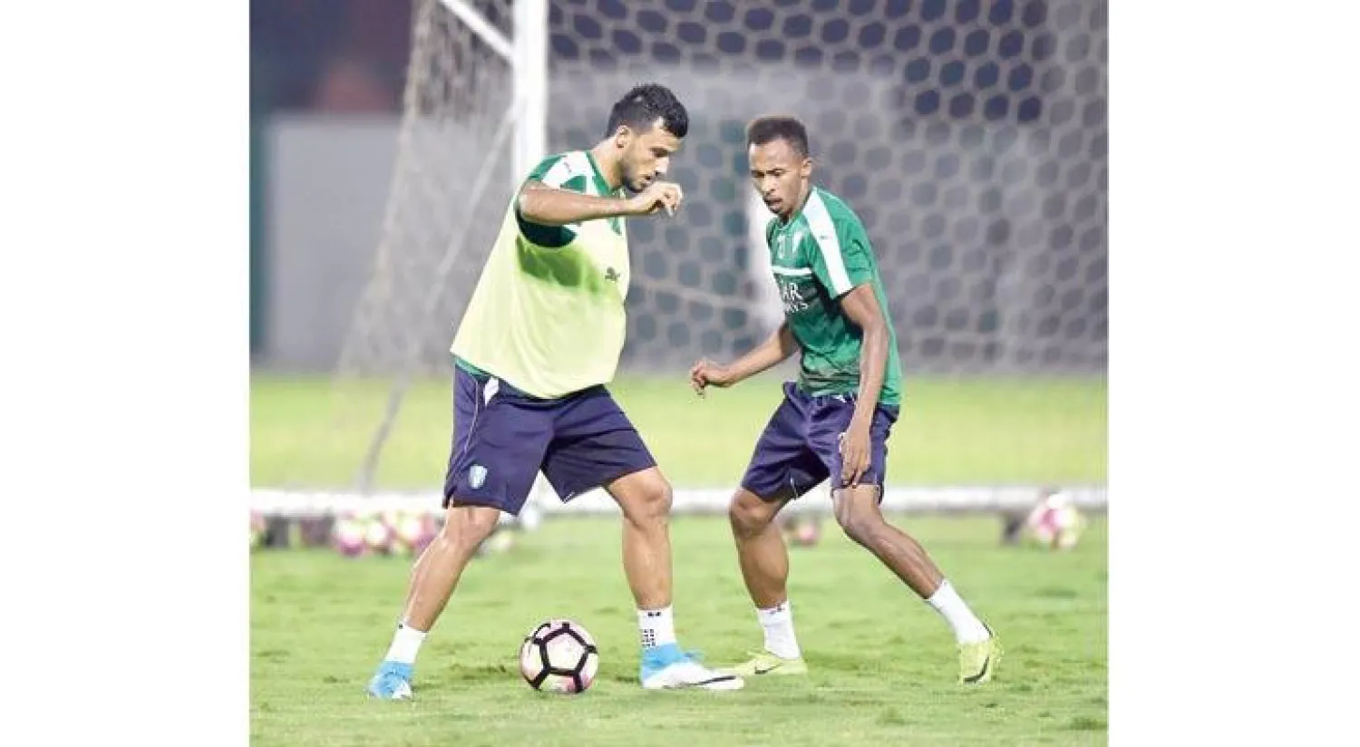 السومة والمولد في صراع على الكرة خلال تدريبات الأهلي (المركز الإعلامي بالنادي الأهلي)