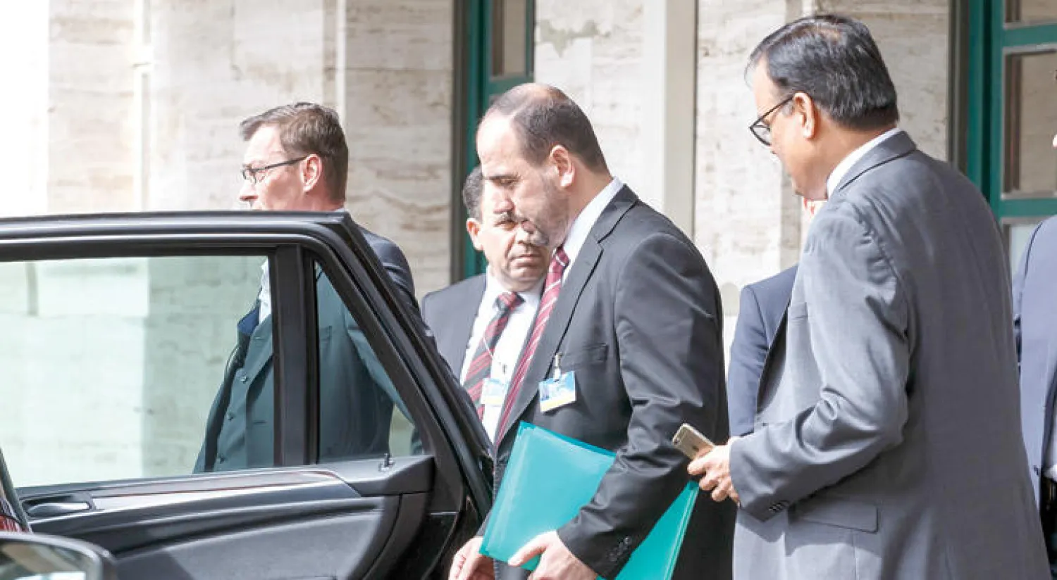 نصر الحريري مغادراً مقر الأمم المتحدة في جنيف بعد المفاوضات أمس (أ.ب)