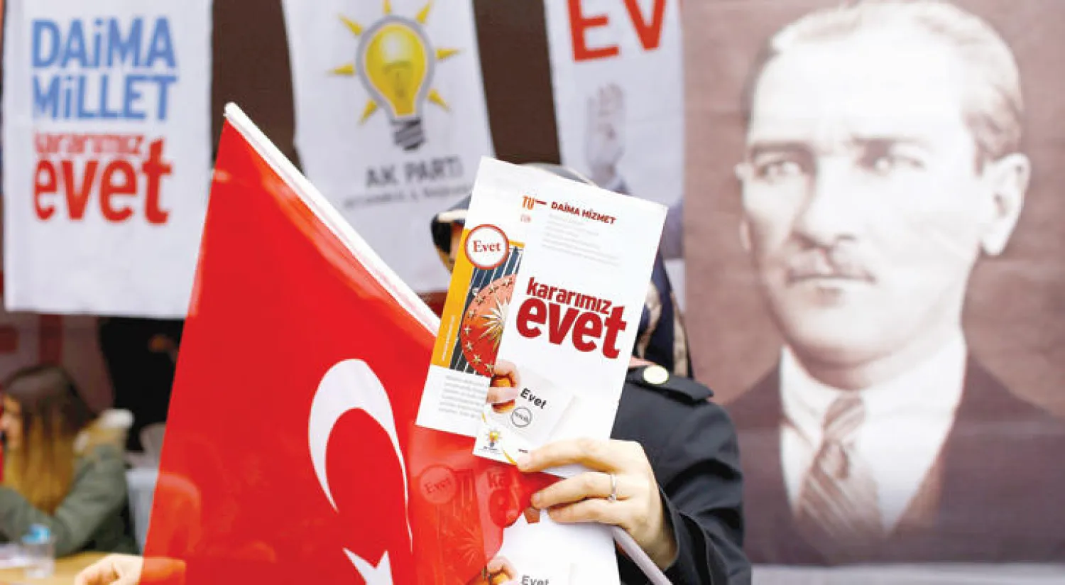 مؤيد لإردوغان خلال مظاهرة لدعم التعديلات الدستورية في اسطنبول أمس (رويترز)