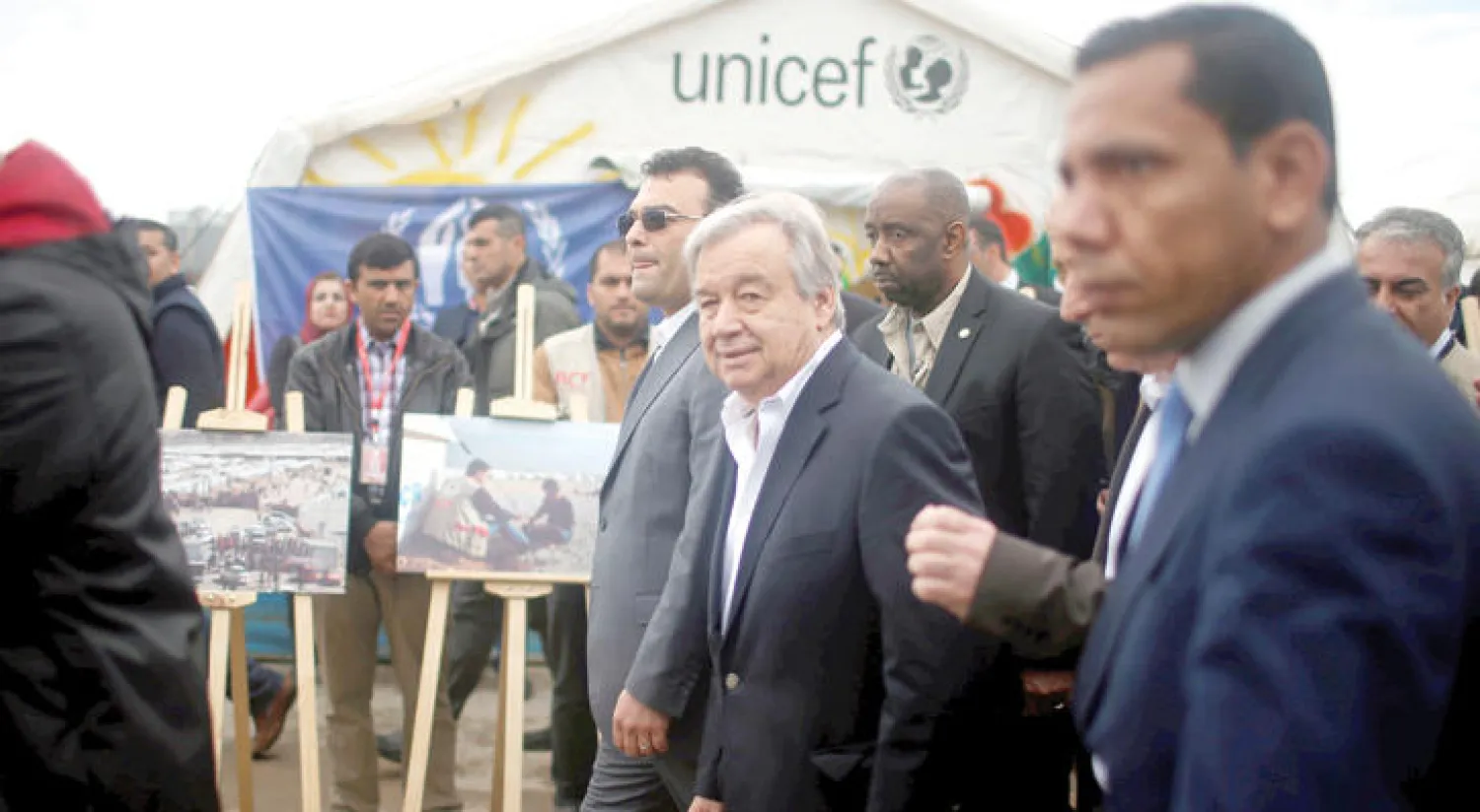 غوتيريش يتفقد مخيماً لنازحي الموصل أمس (رويترز)