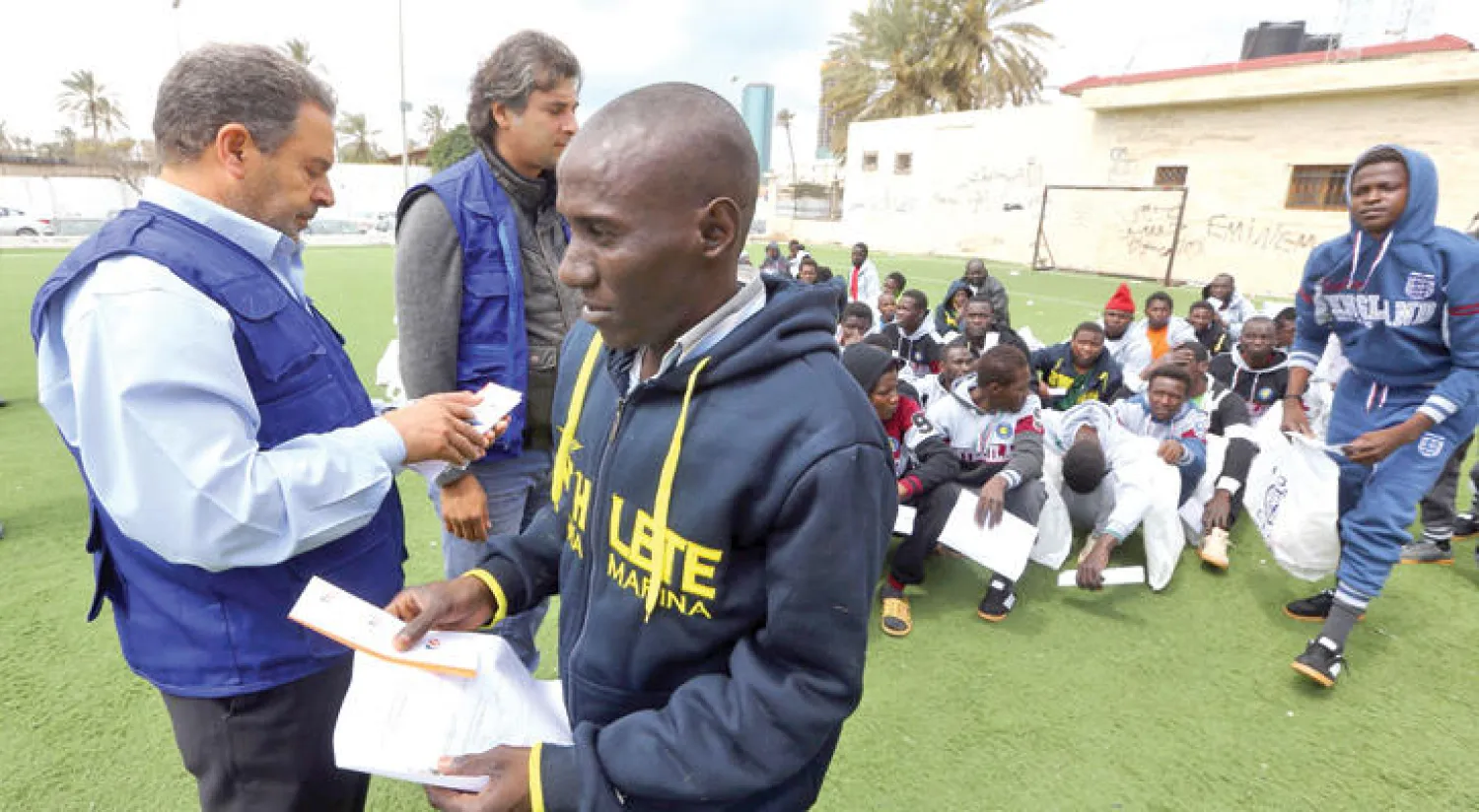 مهاجرون نيجريون في مطار معيتيقة في طرابلس (أ ف ب)