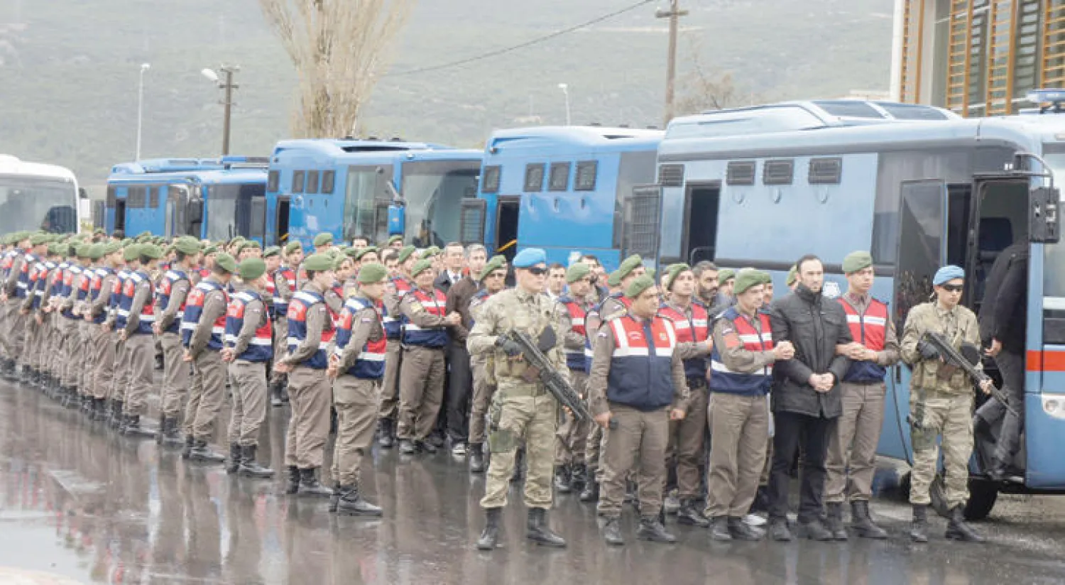 جنود أتراك متهمون بالاشتراك في المحاولة الانقلابية تم اصطحابهم إلى المحكمة بعد فشل المحاولة (رويترز)