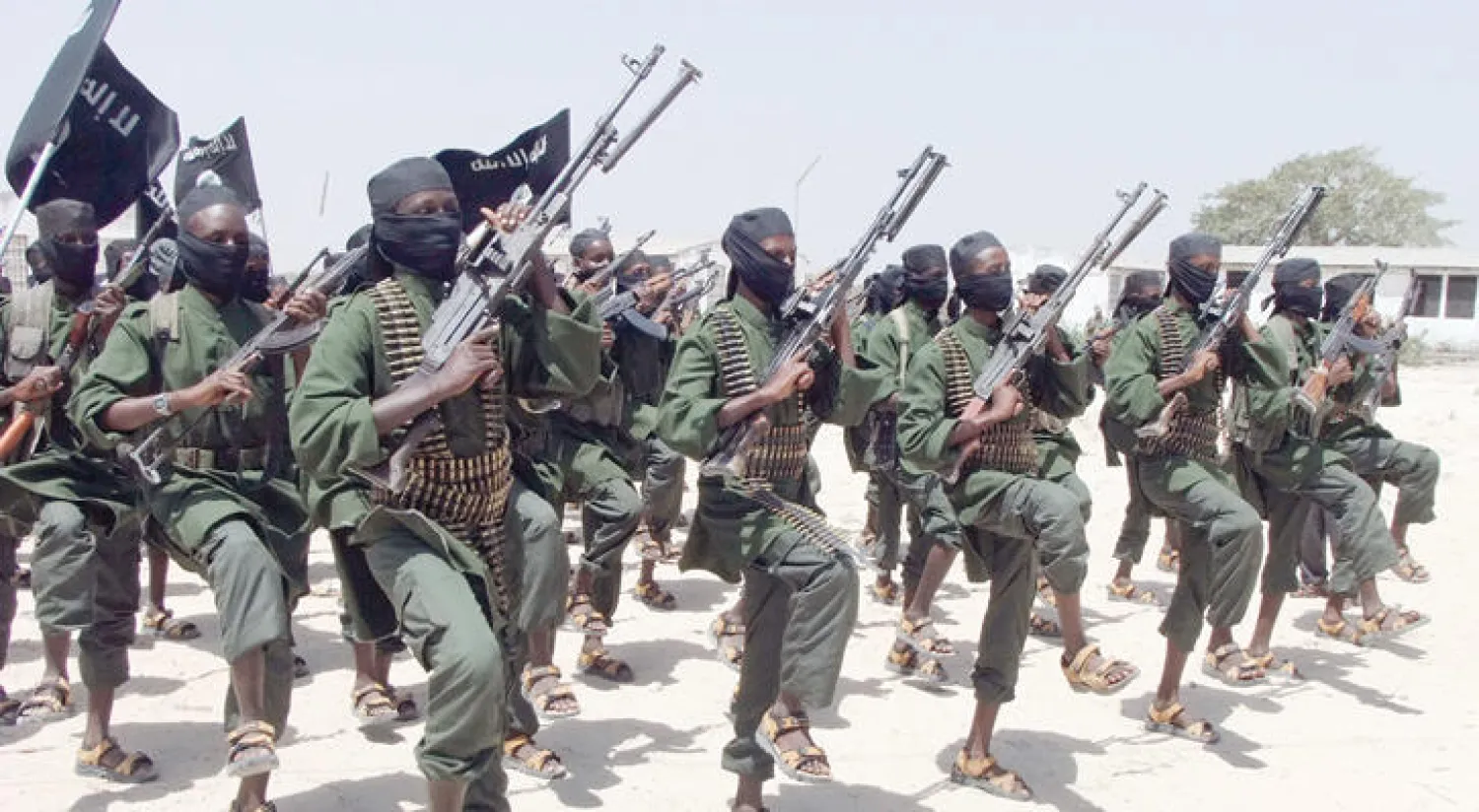 عناصر من حركة الشباب خلال مشاركتهم في تدريبات عسكرية في منطقة لفوف جنوب العاصمة مقديشيو (أ.ب)