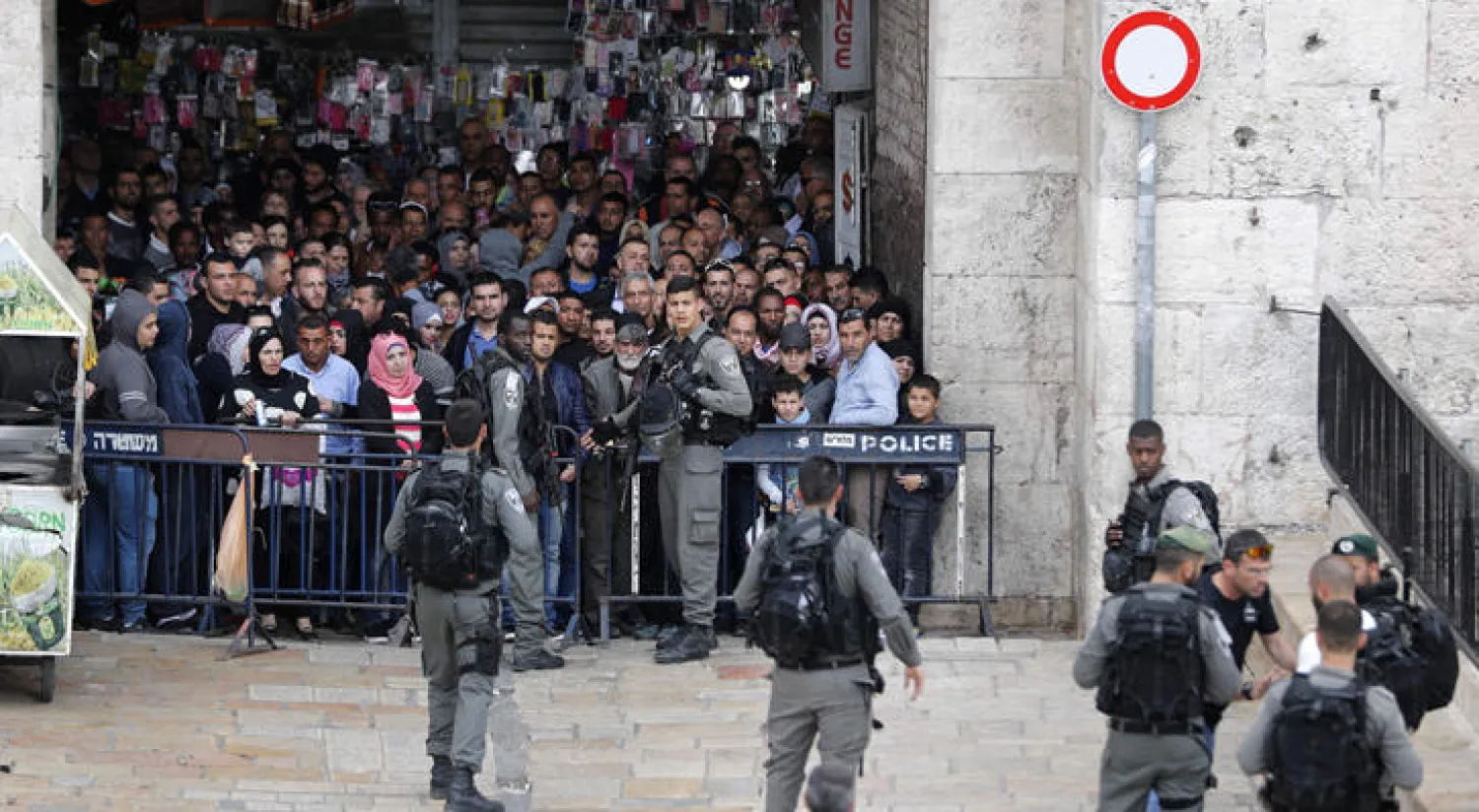 رجال أمن اسرائيليون يغلقون بوابة دمشق بعد حادثة الطعن في الضفة الغربية أمس (أ ف ب)
