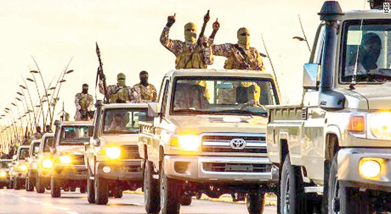 عناصر من «داعش» في موكب سيارات قبل خسارتهم الكثير من الأرض في سوريا والعراق («الشرق الأوسط»)