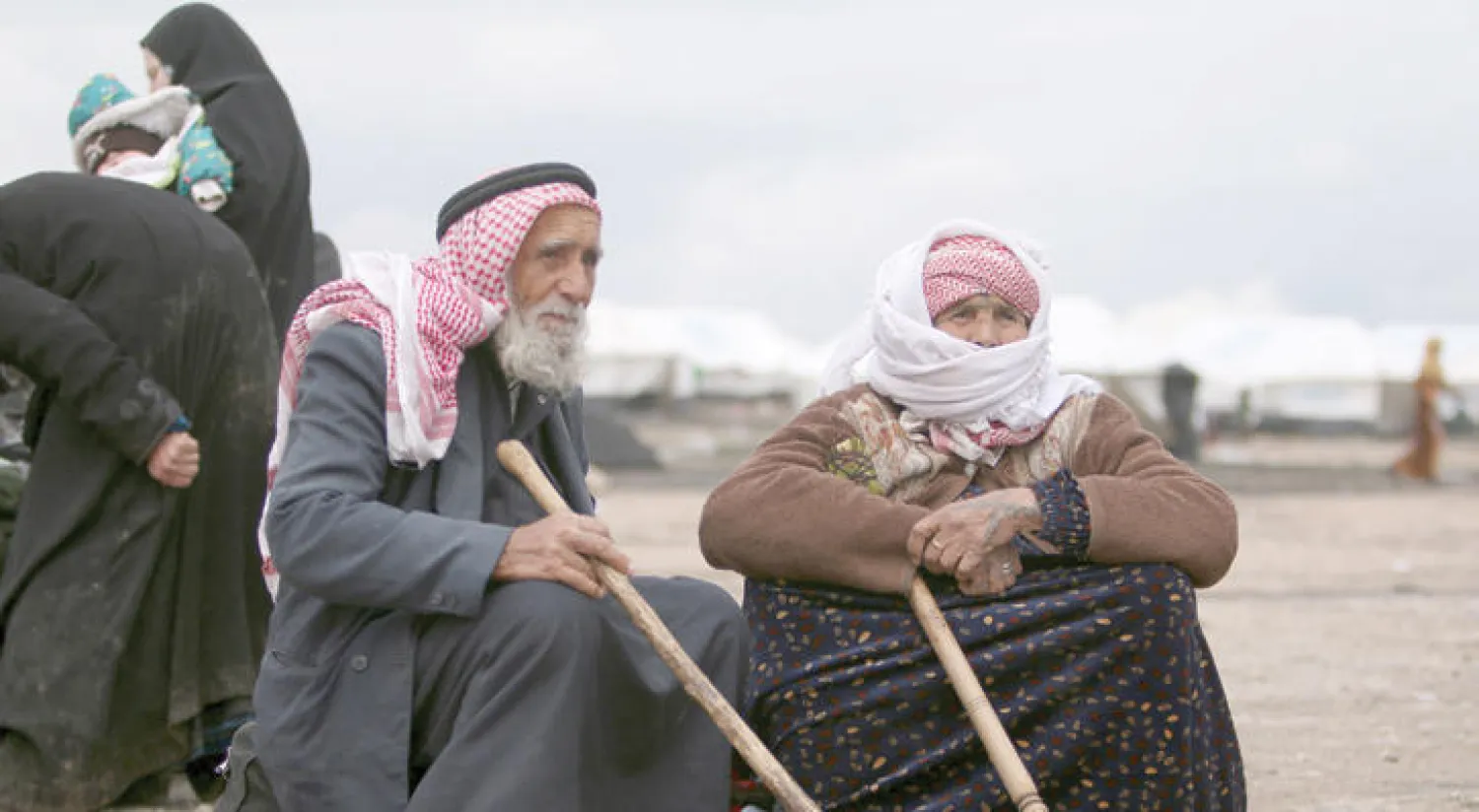 نازحون هربوا من مدينة الرقة مع اقتراب المعارك منها في مخيم في بلدة عين عيسى بريف المدينة (رويترز)