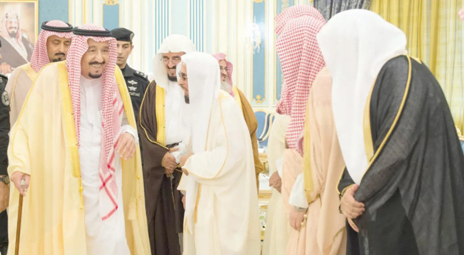الملك سلمان محيياً العلماء والمشايخ خلال دخوله قاعة الاستقبال (واس)