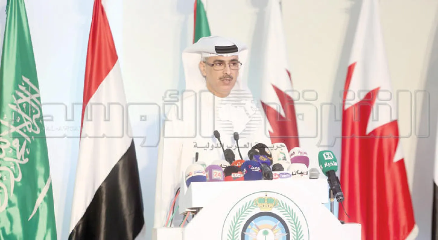 المستشار القانوني منصور المنصور لدى عرضه نتائج التحقيقات في الرياض أمس (تصوير: سعد الدوسري)