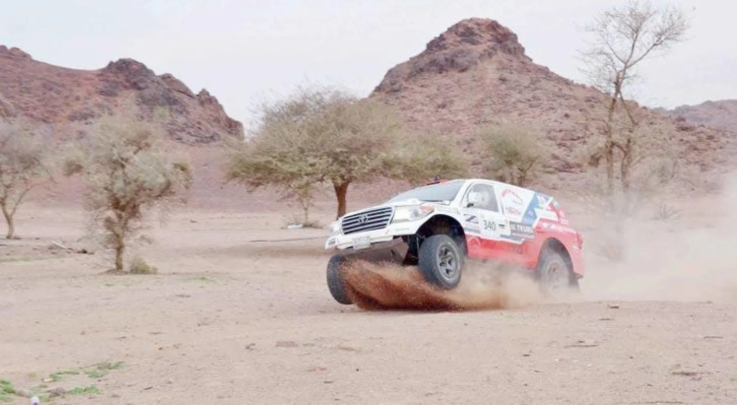 من منافسات رالي حائل الدولي أمس (واس)