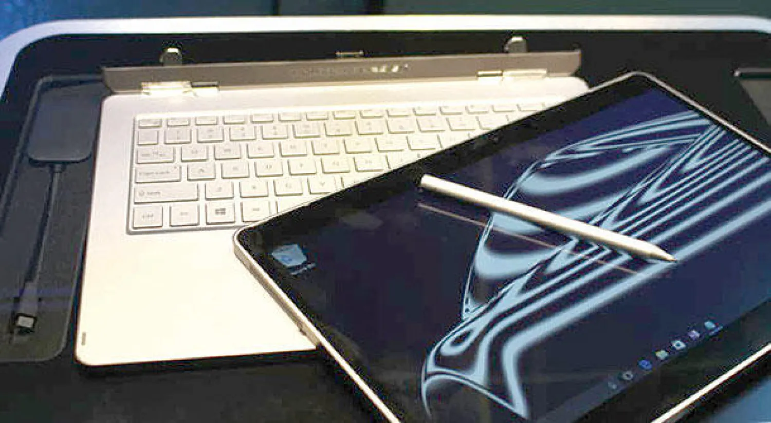 الجمال والقوة في كومبيوتر «بورش ديزاين بوك وان» المحمول الجديد