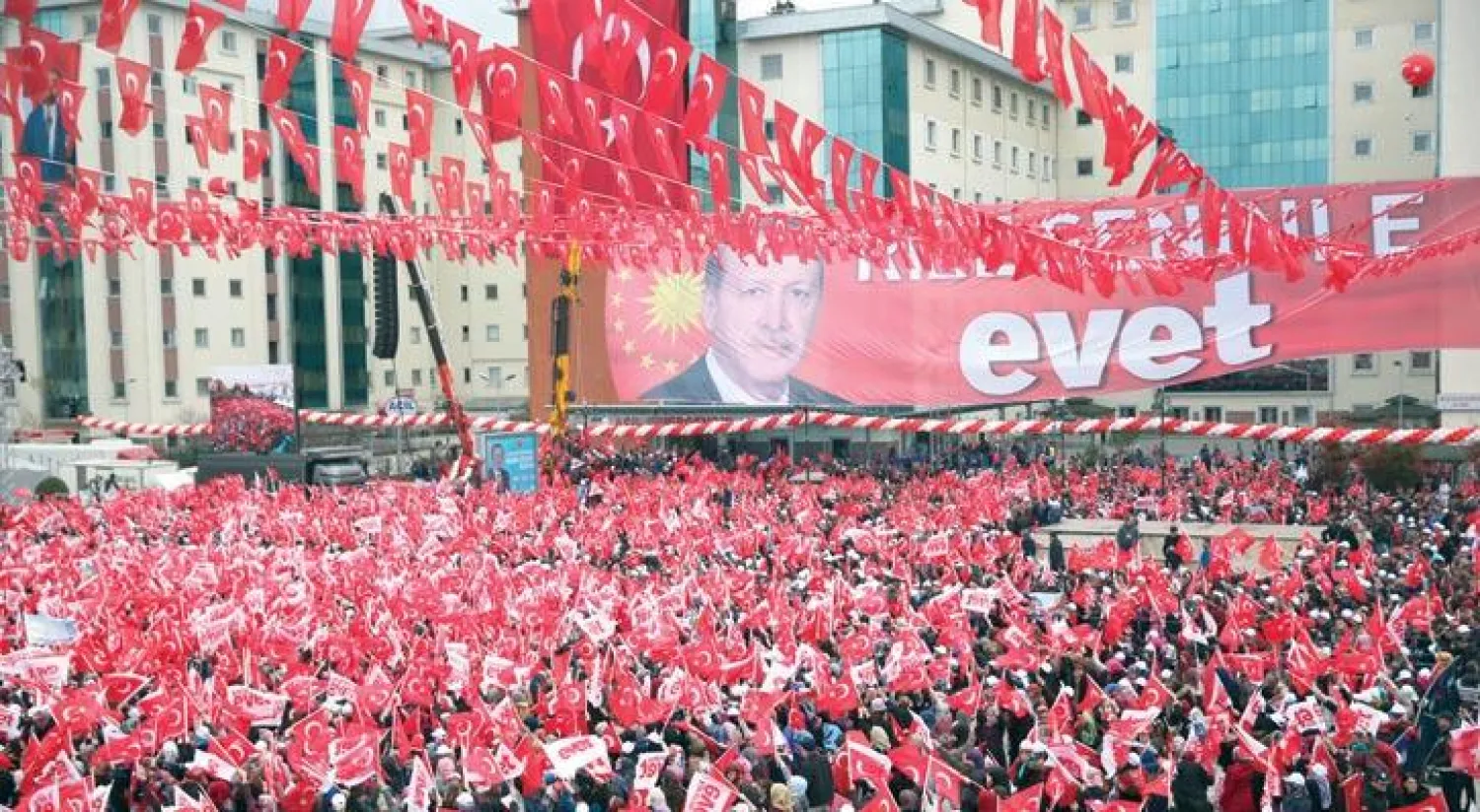 أنصار إردوغان ينتظرون خطابه في مدينة ريز أمس (أ.ب)