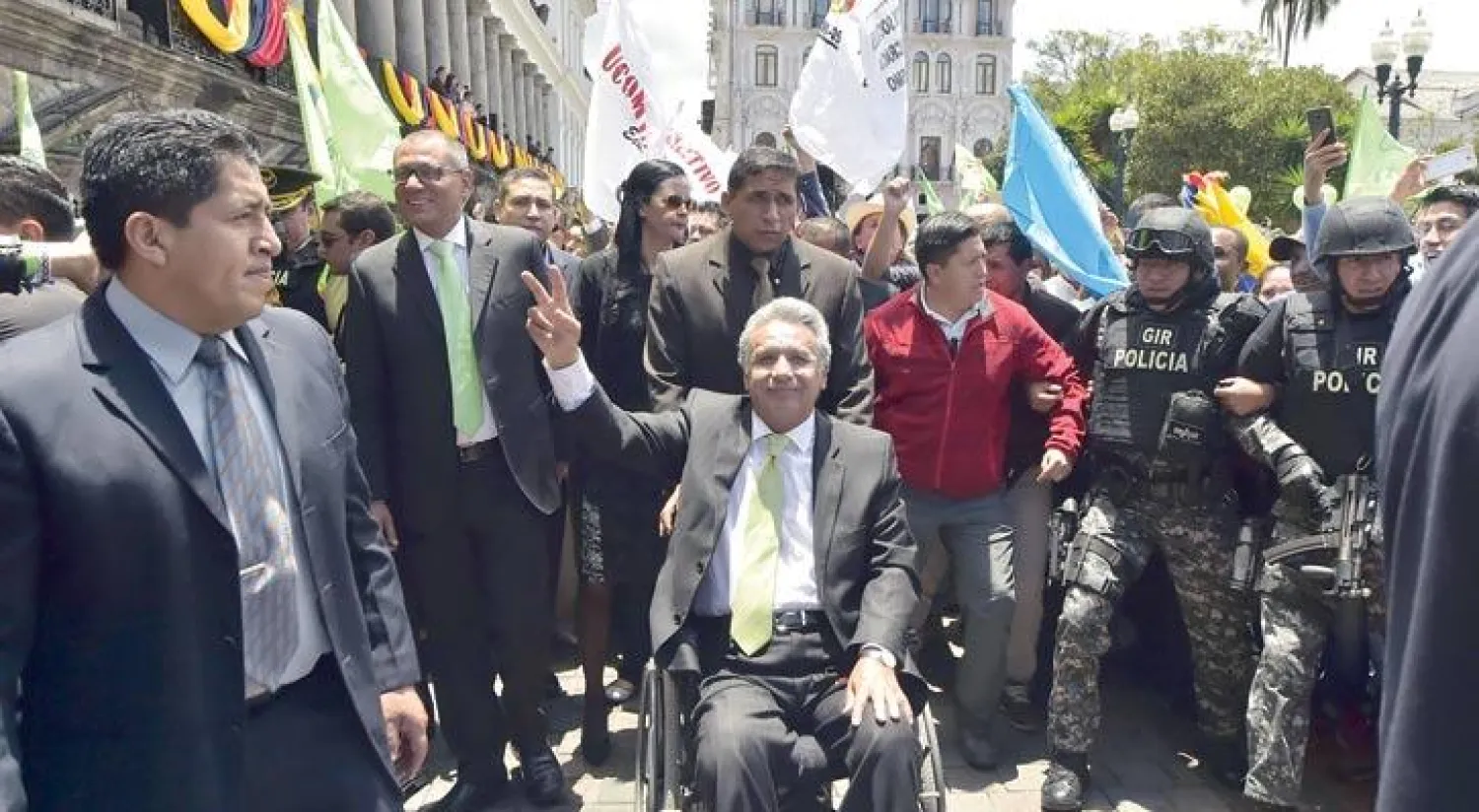 الرئيس الإكوادوري المنتخب لينين مورينو يرحب بأنصاره في كيتو أمس (أ.ف.ب)