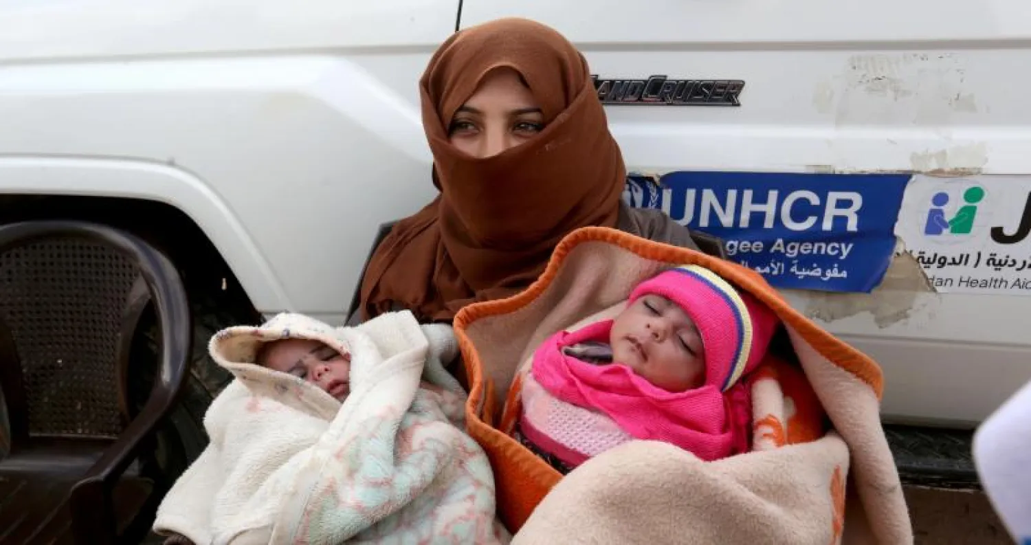 لاجئة سورية وطفلاها (إ.ب.أ)