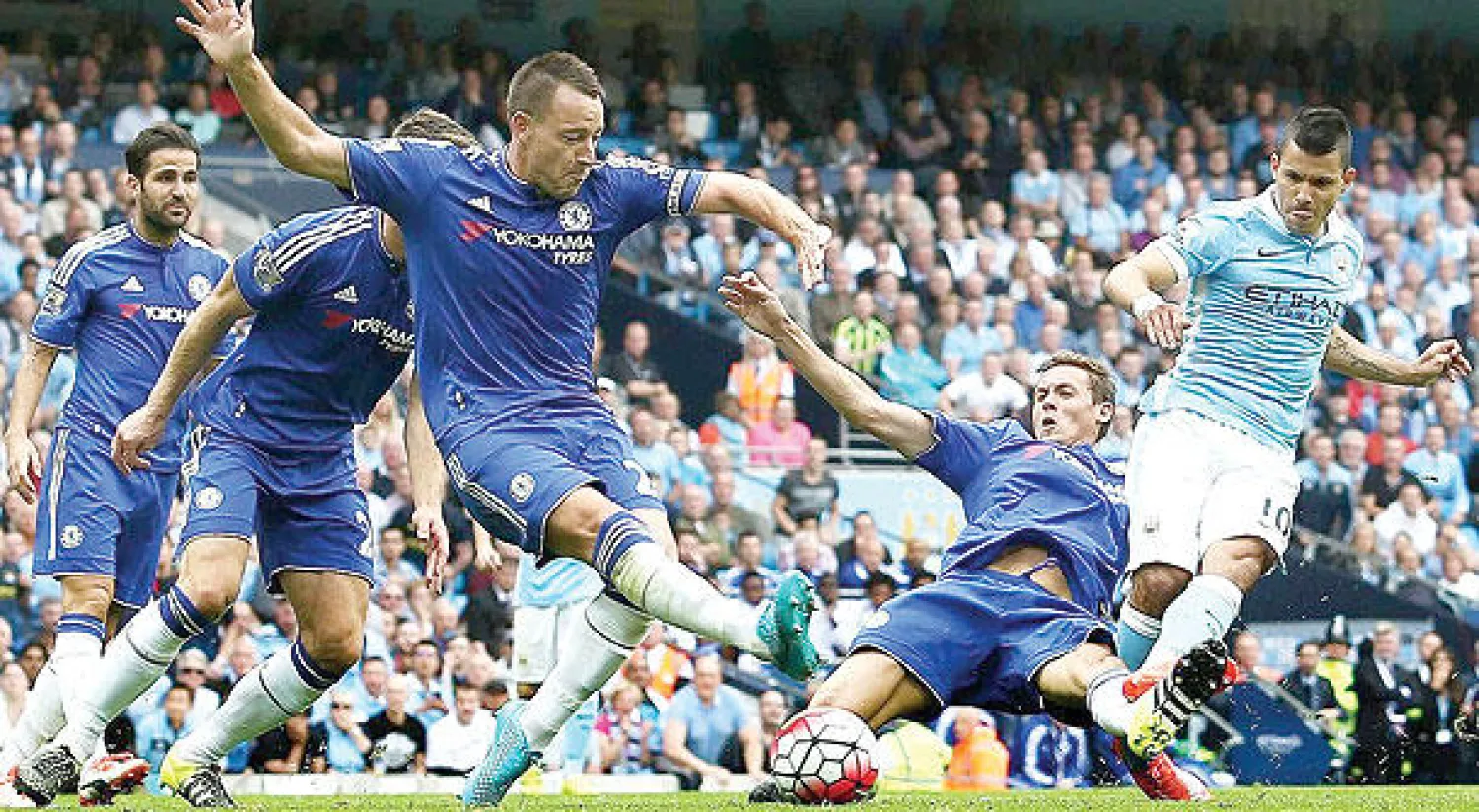 أغويرو نجم سيتي محاصر بين مدافعي تشيلسي خلال لقاء الذهاب وفي مشهد قد يتكرر غداً («الشرق الأوسط»)