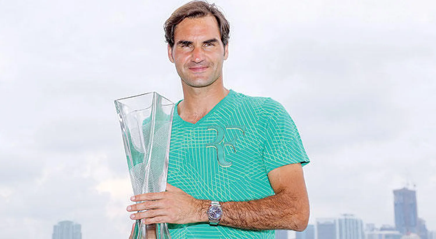 فيدرر يحتفل بجائزة بطولة ميامي بعد فوزه على نادال في النهائي (إ.ب.أ)