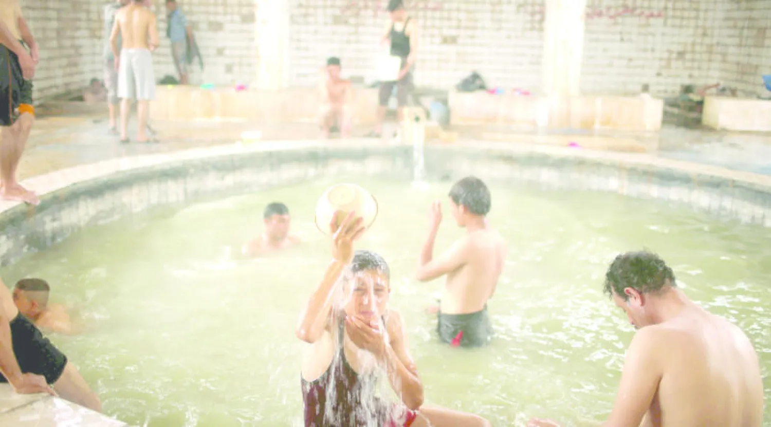 أحد المنتجعات في بلدة حمام العليل بالقرب من الموصل (رويترز)