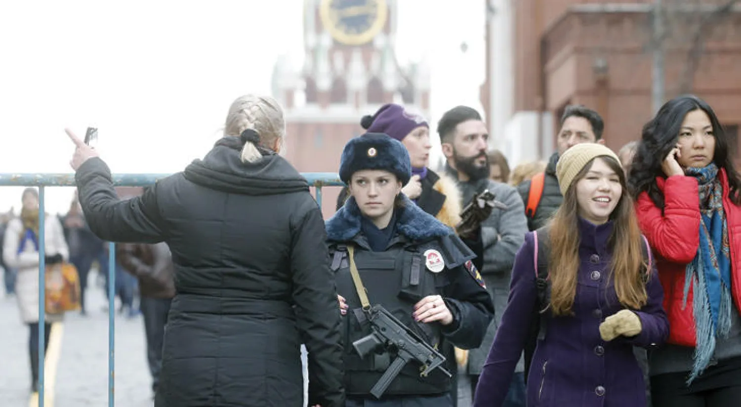 إجراءات أمنية مشددة في الميدان الأحمر بوسط العاصمة موسكو أمس عقب الهجوم الإرهابي على مترو بطرسبرغ أول من أمس (إ.ب.أ)