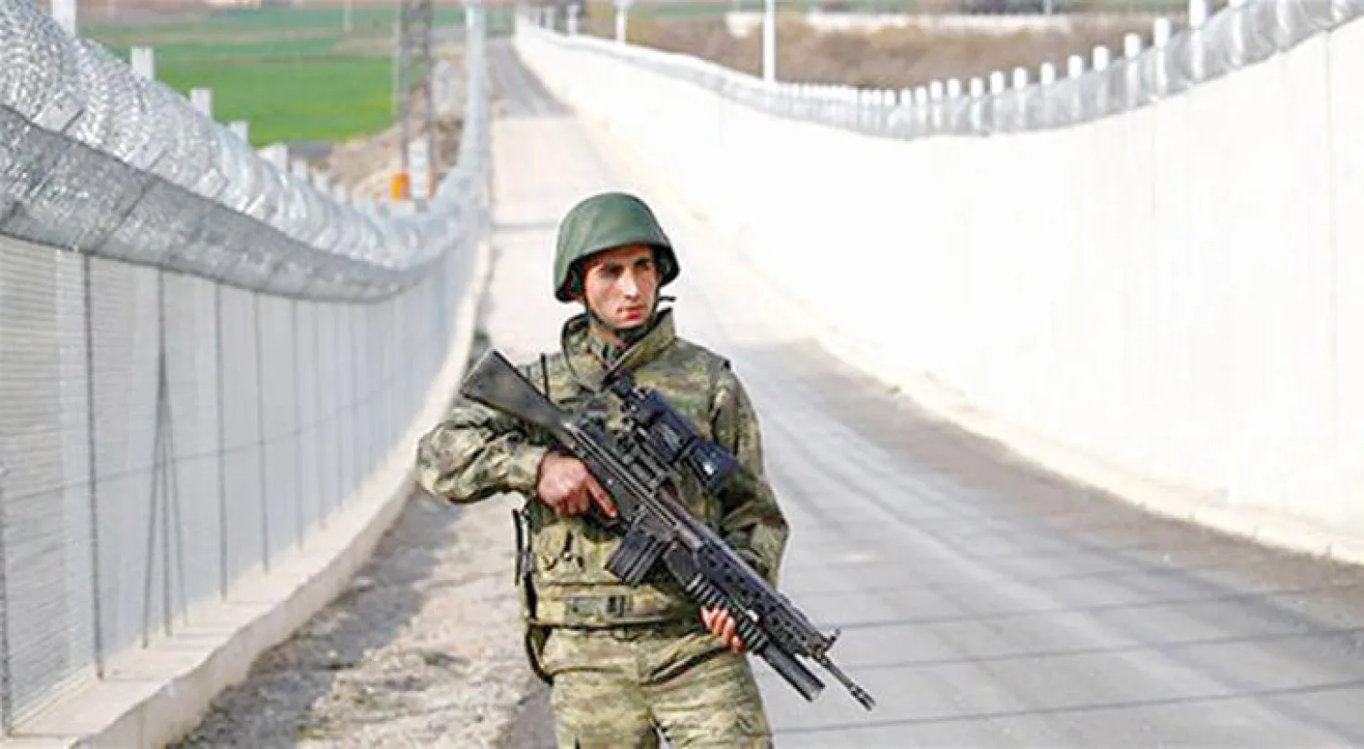 جندي تركي في منطقة الجدار الفاصل الذي تنشئه تركيا على الحدود مع سوريا (رويترز)