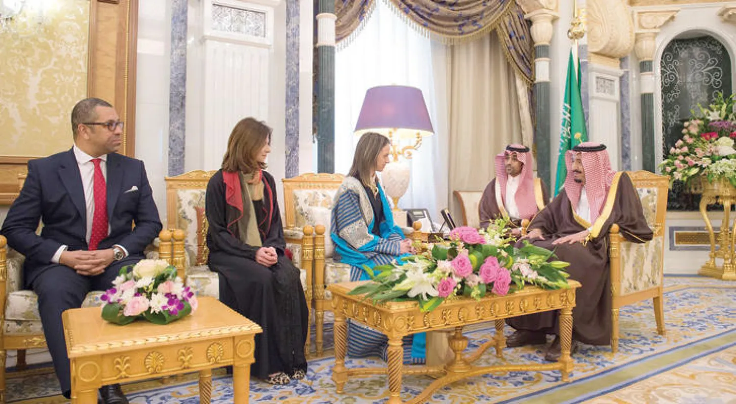 خادم الحرمين الشريفين الملك سلمان بن عبد العزيز لدى لقائه الوفد البرلماني البريطاني (واس)