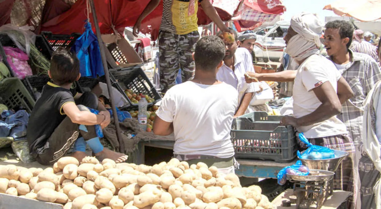 يمنيون يشترون خضاراً في سوق محلية بمدينة المخا على الساحل الغربي لليمن (ا.ف.ب)