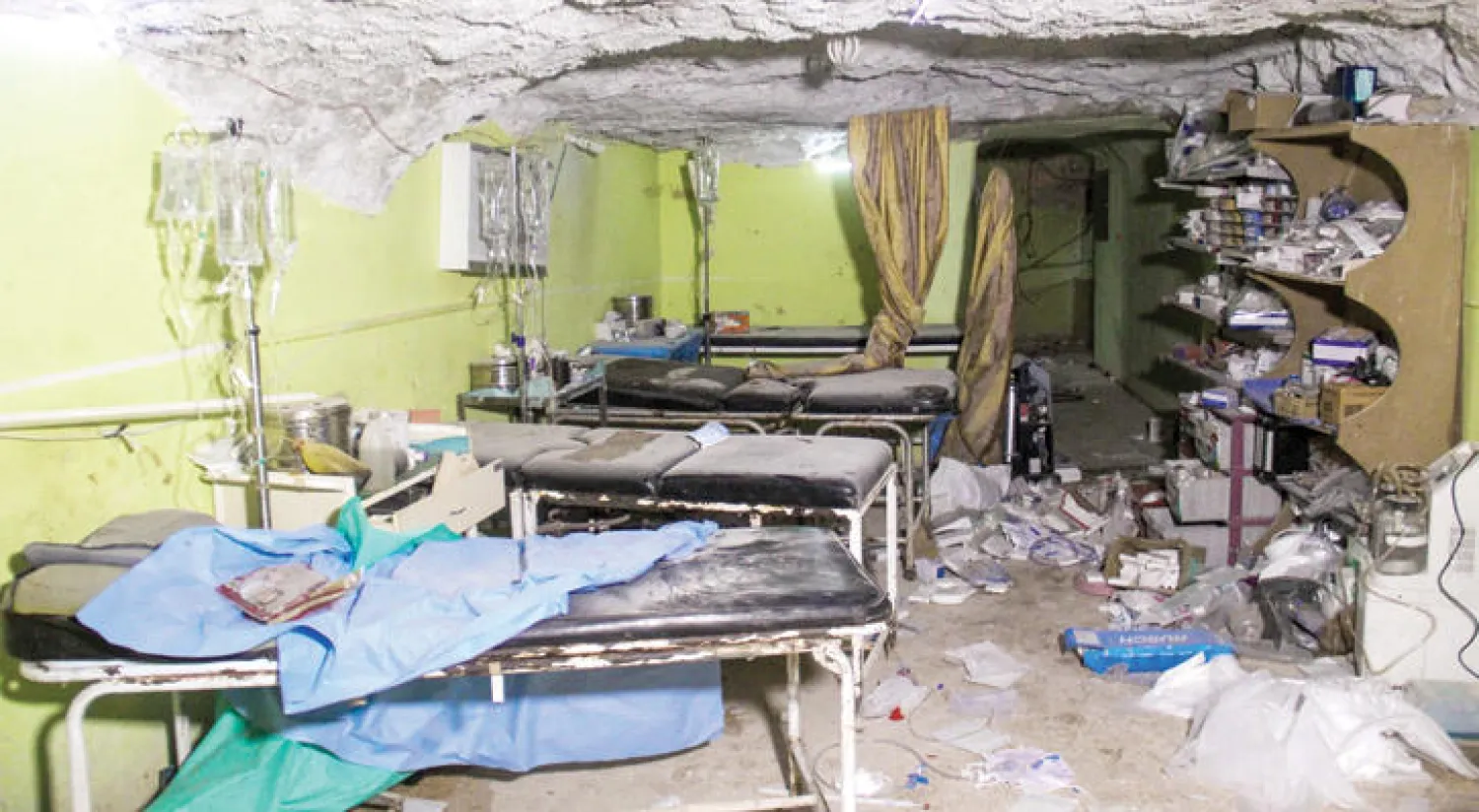 صورة لمستشفى خان شيخون الذي تعرض لقصف طيران النظام في وقت كان يقدم خدماته لضحايا القصف الكيماوي على البلدة أمس (أ.ف.ب)