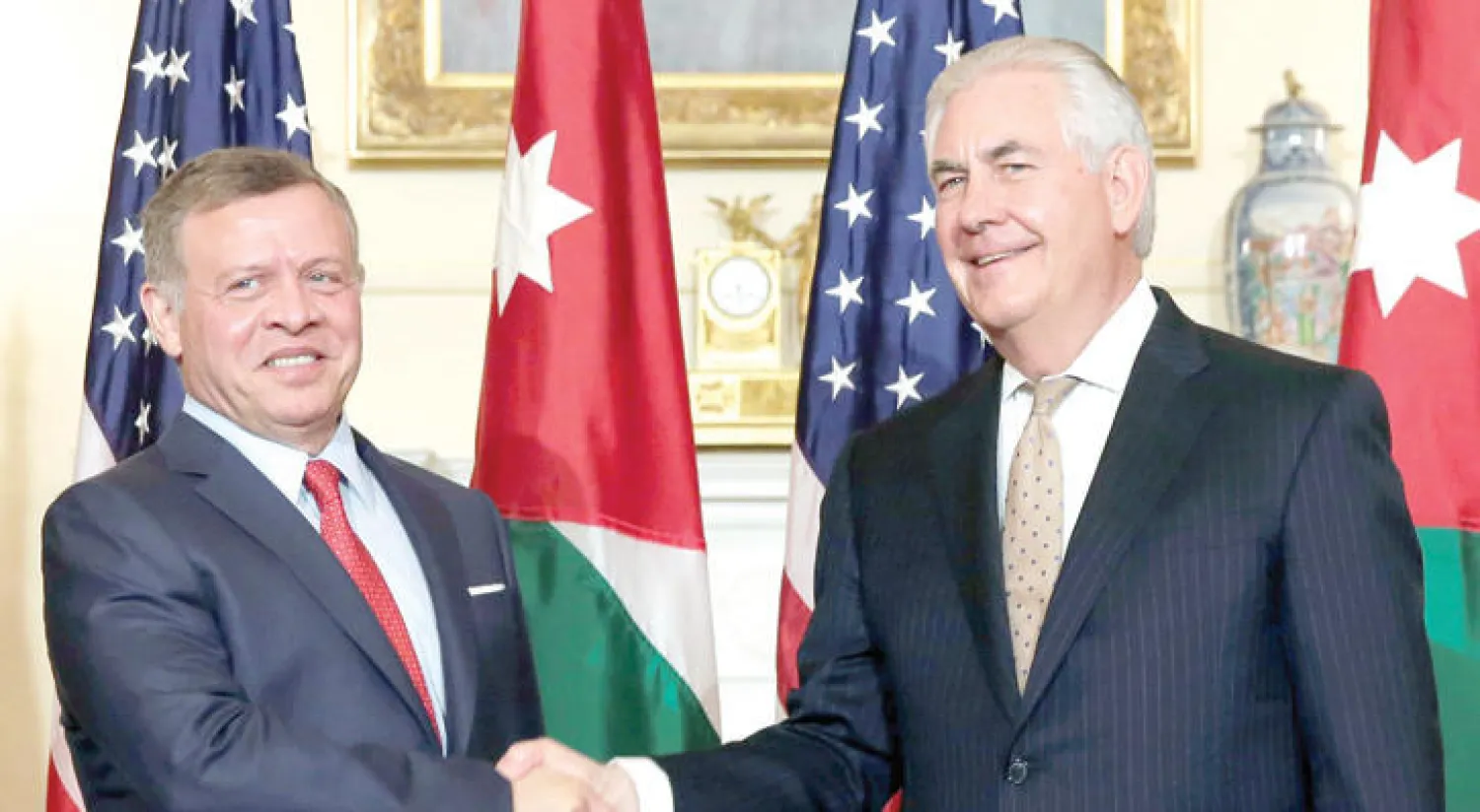 تيلرسون يرحب بملك الأردن في وزارة الخارجية بواشنطن أمس (رويترز)