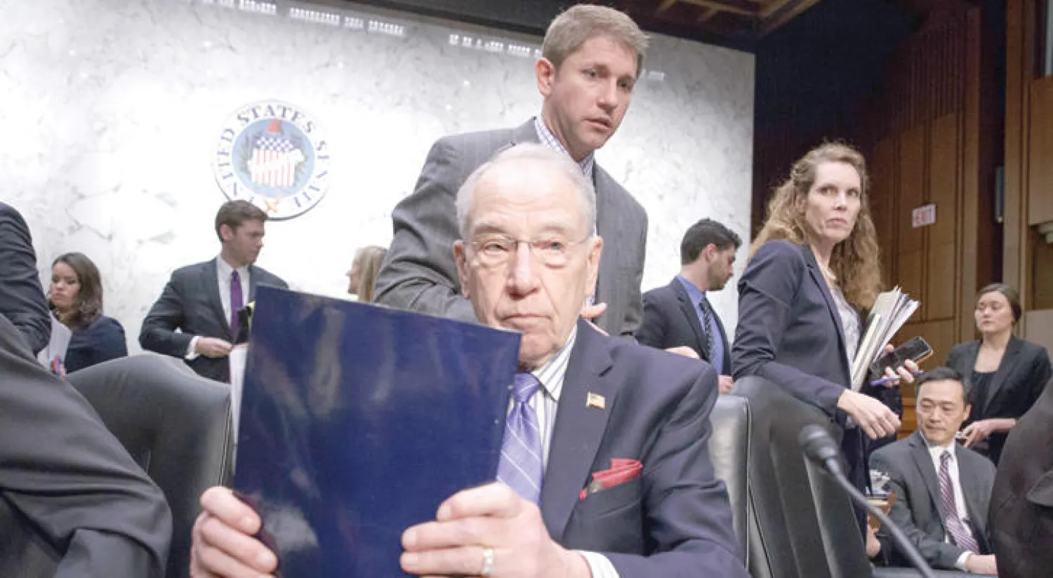 رئيس اللجنة القضائية في مجلس الشيوخ تشارلز غراسلي خلال جلسة تثبيت نيل غورستش أمس (أ.ب)