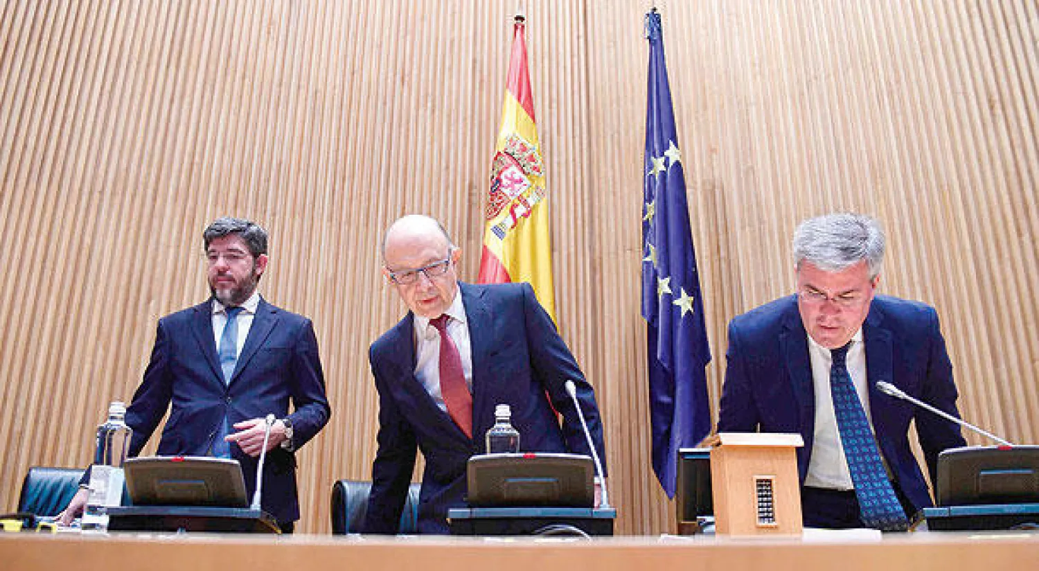 وزير المالية الإسباني كريستابول مونتورو خلال مؤتمر صحافي في مدريد لعرض مشروع الموازنة (أ.ف.ب)