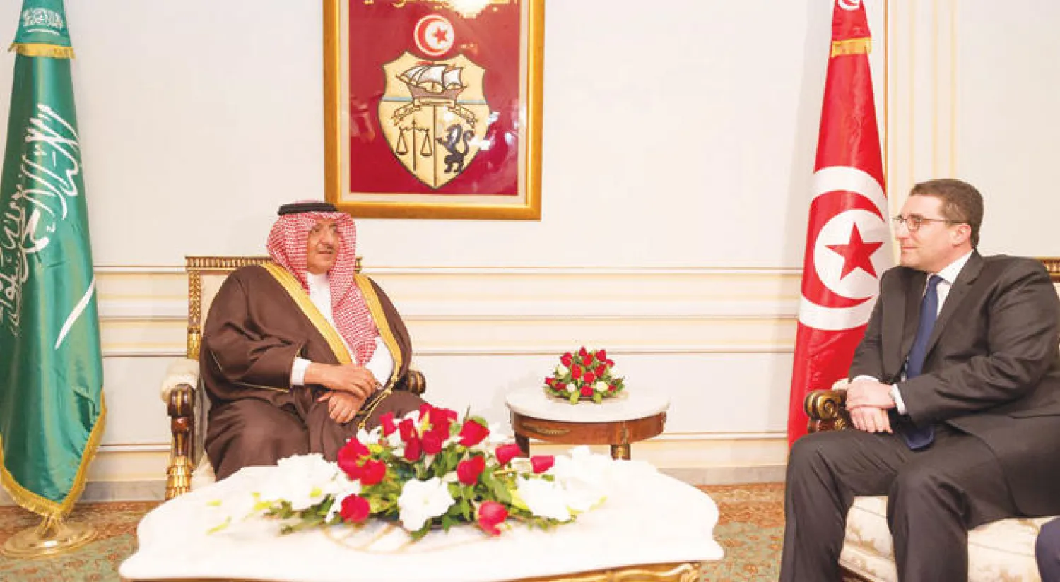 الأمير محمد بن نايف ولي العهد السعودي لدى استقباله وزير الداخلية التونسي الهادي المجدوب بمقر إقامته في تونس (واس)