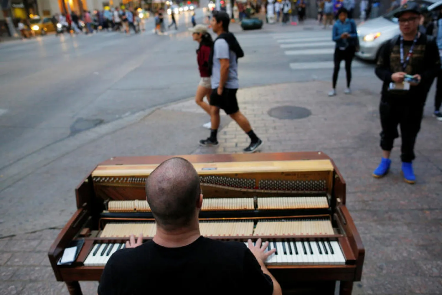 عازف أميركي في أحد شوارع تكساس (رويترز)
