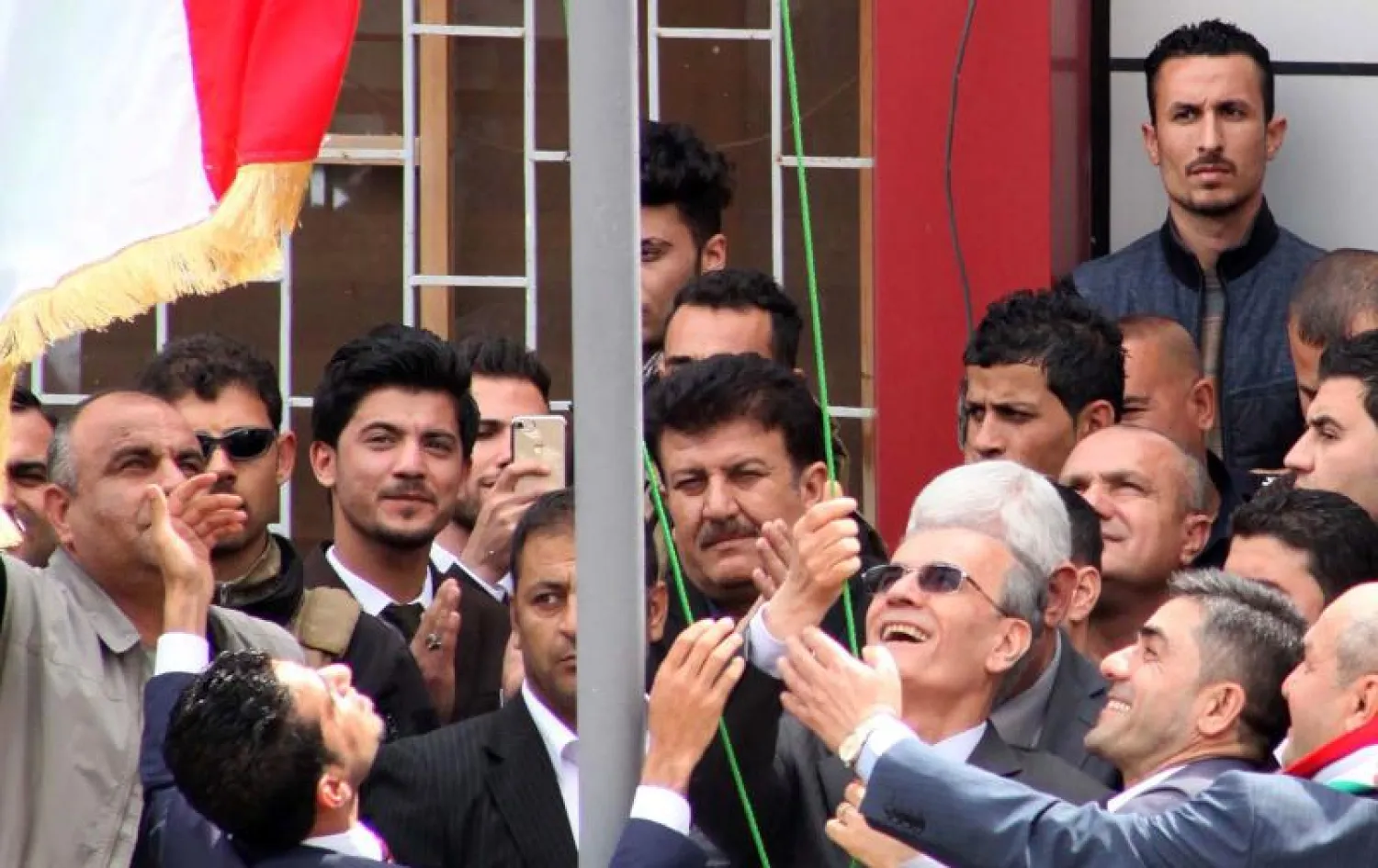 رفع علم الاقليم في كركوك (أ.ف.ب)